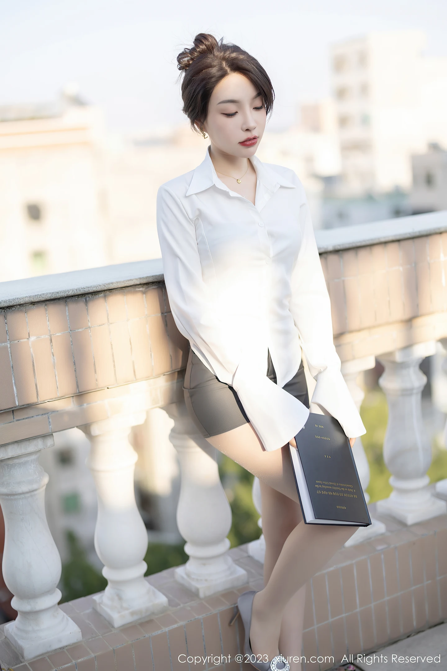 图片[2]-[XiuRen秀人网]VOL.7002 女神徐莉芝Booty白上衣配灰短裙露浅色内衣秀曼妙身姿诱惑写真84P-秀人网官方网站